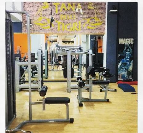 Sala pesi della palestra Bodyfly con panche e macchine